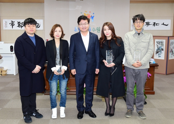 (왼쪽부터) 이종석 (주)어바웃필름 프로듀서, 허다중 작가, 염태영 수원시장, 배세영 작가, 김성환 (주)어바웃필름 대표이사