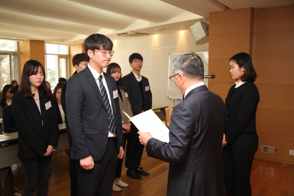 함영준 이사장이 장학증서를 수여하고 있다.