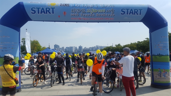 참가자들이 출발을 기다리고 있다.