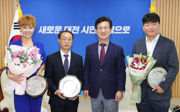 환경상 수상자 기념촬영(사진 오른쪽 두 번째 허태정 대전시장)