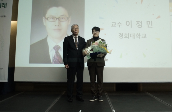 (사진 왼쪽부터) 박기문 재단 이사, 이정민 교수