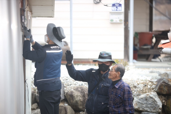한국전기안전공사 직원들이 울산산불 피해지역에서 전기설비를 복구하고 있다.