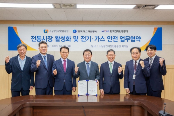 기관 관계자들의 사진 촬영 모습