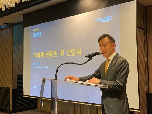 최현만 회장이 연설하고 있다.