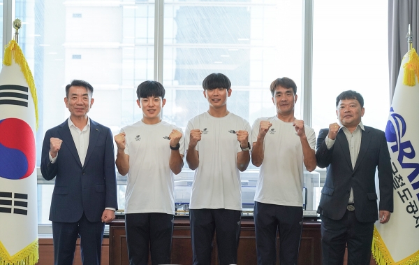 사진 왼쪽 한문희 사장