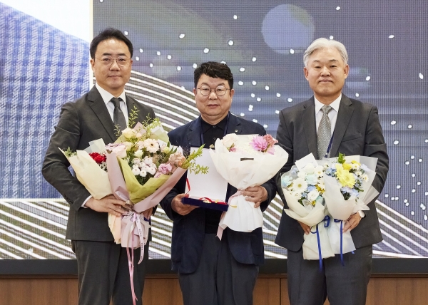정윤화 교수(가운데)