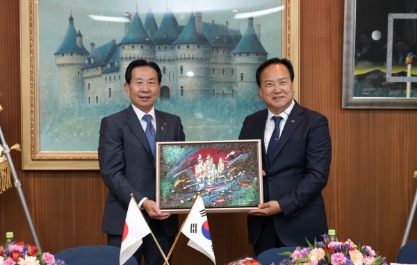 오른쪽)이권재 시장, 왼쪽)야가사키데루오 시장