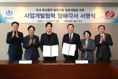 김성암 사장(오른쪽에서 세번째)과 박원서 대표이사(왼쪽에서 세번째)