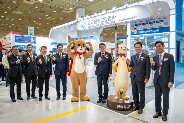 (사진 우측 두번째) 박지현 사장