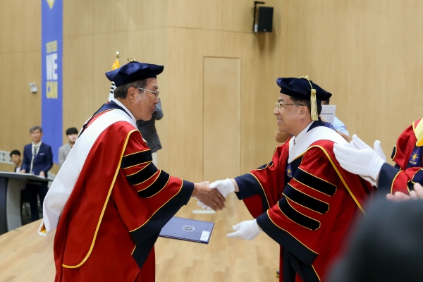 사진 왼쪽)윤동한 한국콜마 회장