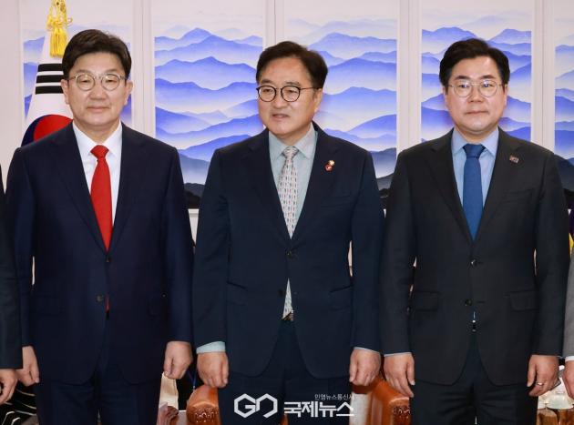 ▲우원식 국회의장과 양당 원내대표가 18일 서울 여의도 국회에서 의장주재 회동에 참석해 기념 촬영하고 있다. /사진=원명국 기자