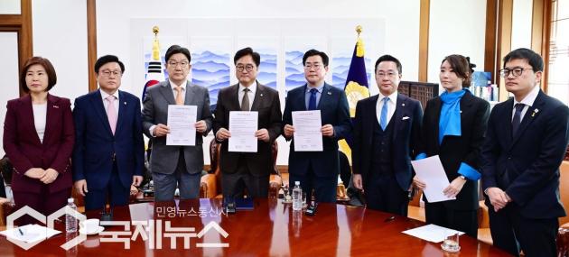 ▲20일 서울 여의도 국회에서 연금개혁 관련 여야 합의문을 들고 기념촬영을 하고 있다. 왼쪽부터 국회 보건복지위원회 국민의힘 김미애 간사, 박형수 원내수석부대표, 권성동 원내대표, 우원식 국회의장, 박 원내대표, 박성준 원내수석부대표, 강선우 간사, 박주민 위원장./사진=이용우 기자