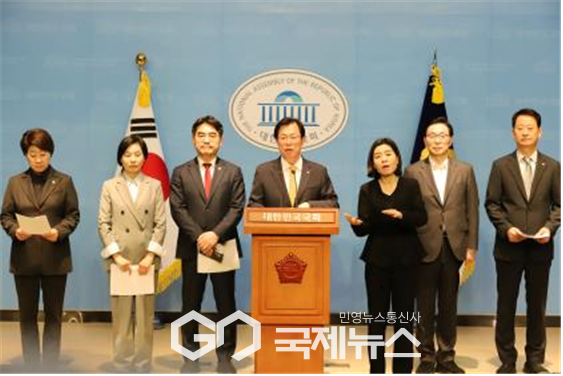 사진=1일 국민의힘 산불재난대응 특별위원회,국회 소통관에서 기자회견을 열고 산불 피해 이재민들에 대한 긴급 구호와 범정부 차원의 TF 발족을 촉구하며 피해 구제를 위한 특별법 제정 추진 밝혀(이만희 위원장)