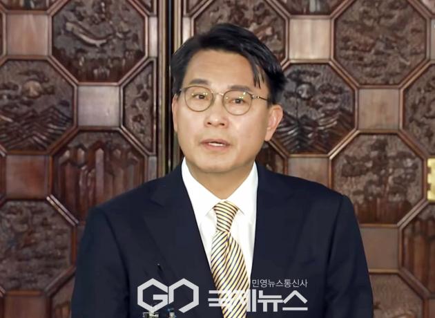 ▲윤상현 국민의힘 의원은 4일 국회에서 기자들과 만나 헌법재판소의 결정 자체가 쇼크이고 민주당 입법독재에 헌재가 굴복한게 아닌가 생각하다고 말하고 있다/사진=이용우 기자 
