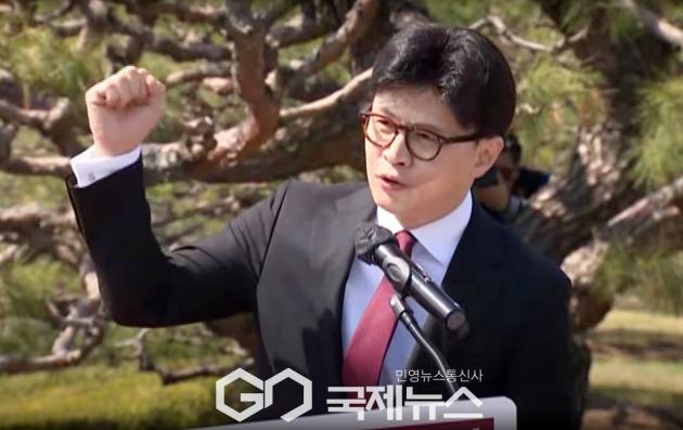 ▲한동훈 전 국민의힘 대표는 10일 오후 국회 본관 분수대 앞에서 법원의 선고가 아니라 국민의 선거로 이재명 민주당을 이길 것이라며 6·3 조기 대선 출마를 선언하고 있다./사진=이용우 기자