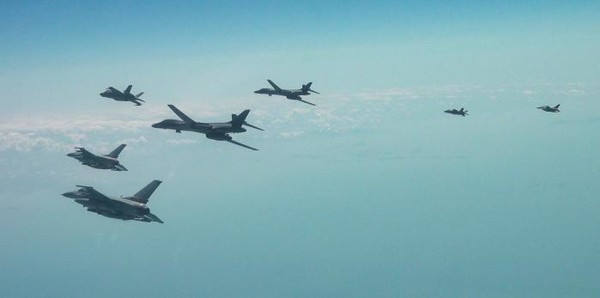15일 미국 B-1B 전략폭격기를 비롯해 우리 공군 F-35A 스텔스 전투기와 F-16 전투기, 미 공군 F-16 전투기가 '한미 연합 공중훈련'을 펼치고 있다. 이번 훈련은 미국 확장억제의 정례적 가시성 증진을 위해 추진됐다. (사진자료=공군 제공)