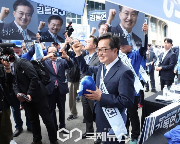 ▲김동연 더불어민주당 대선 예비후보는 19일 청주체육관에서 열린 제21대 대통령선거 후보자 선출을 위한 충청권 합동연설회에 앞서 지지 당원들과 필승을 외치고 있다./김동연 캠프