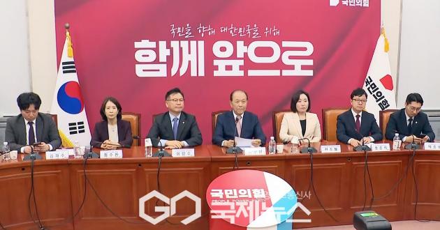 ▲황우여 대통령 후보자 선거관리위원장은 22일 오후 국회에서 2차 경선 4명의 후보자를 발표하고 있다./사진=이용우 기자