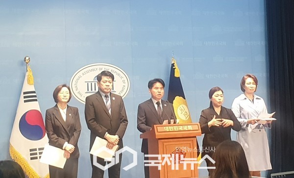 ▲대한민국 국회는 대만 유사시에 불개입을 천명하고, 주한미군의 역할 제한을 요구하는 결의안 추진을 밝히는 기자회견에 더불어민주당 국회의원 이병진,조국혁신당 국회의원 김준형 ,백선희, 진보당 국회의원 정혜경의원 사진=고정화기자