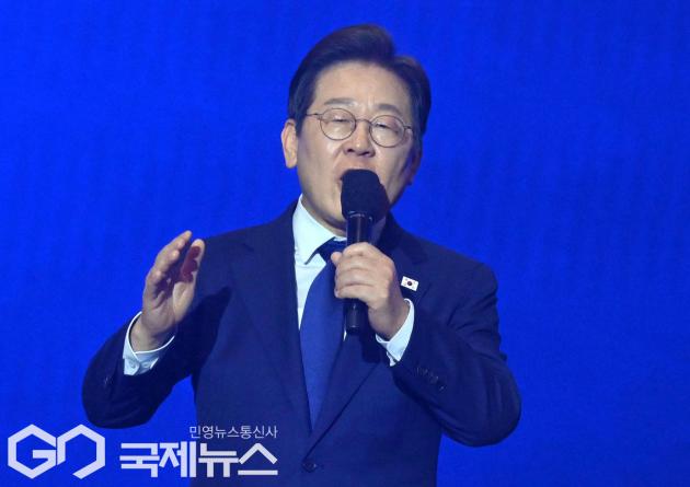 ▲ 더불어민주당 제21대 대통령 선거 후보에 선출된 이재명 후보가 27일 경기도 고양시 킨텍스에서 열린 제21대 대통령 선거 후보자 선출을 위한 수도권·강원·제주 합동연설회에서 수락연설을 하고 있다./사진=이용우 기자