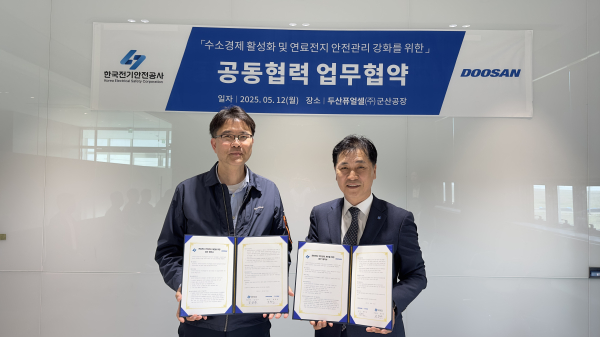 (사진 오른쪽부터)