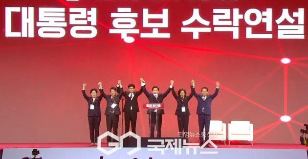 ▲김문수 국민의힘 제21대 대통령 선거 후보는 3일 오후 경기도 고양시 킨텍스에서 열린 국민의힘 대통령선거 후보 선출을 위한 제5 전당대회에서 대통령 후보로 선출된 후 경선에 나선 후보들과 손을 맞잡고 반드시 승리하겠다고 다짐하고 있다./사진=이용우 기자 