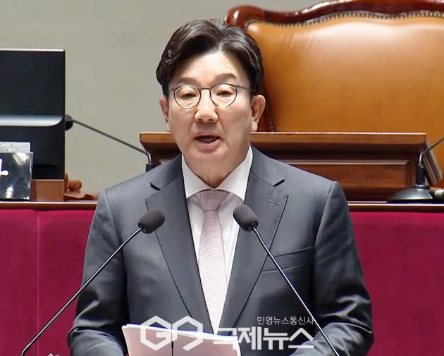 ▲권성동 국민의힘 원내대표는 7일 국회에서 소집된 의원총회 모두발언을 통해 국회는 범죄자 이재명을 위한 면죄부 발급 도구로 전락했다며 더불어민주당의 공직선거법과 형사소송법 개정안을 날을 세워 비난하고 있다./사진=이용우 기자 