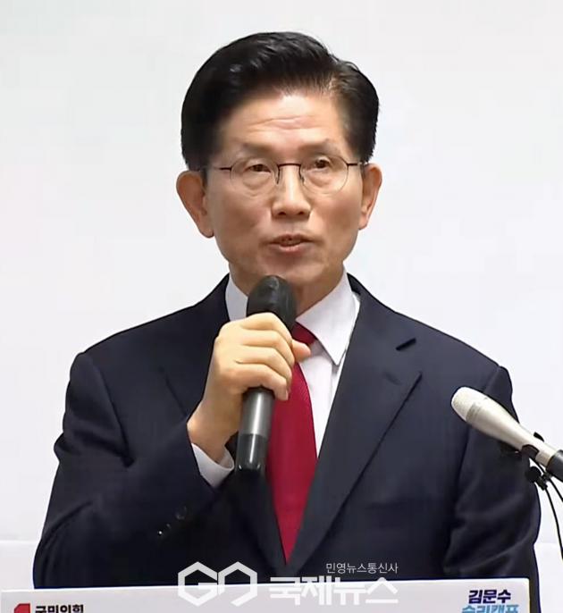 ▲김문수 국민의힘 대통령 후보는 8일 오전 서울 여의도 승리캠프에서 기자회견을 열고 지금 진행되는 강제 단일화는 강제적 후보 교체이자 김문수를 끌어내리려는 작업이기 때문에 즉시 중단 하라며 국민의 힘 대통령 후보 자격으로 당헌 제74조의 당무 우선권을 발동하고 있다./사진= 이용우 기자