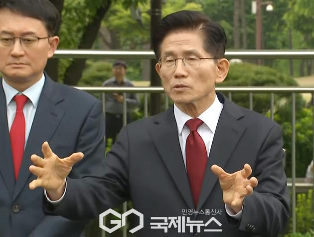 ▲김문수 국민의힘 대통령 후보는 8일 오후 국회 사랑재 커피숍에서 열린 한덕수 후보와 회동과 관련해 기자들의 질문에 답변하고 있다./사진=이용우 기자  
