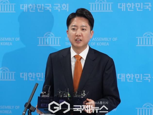 ▲이준석 개혁신당 대통령 후보는 12일 국회 소통관에서 기자회견을 마친 후 취재진들의 질의에 답변하고 있다./사진=이용우 기자