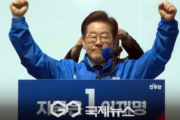 ▲이재명 더불어민주당 대통령 후보는 12일 서울 광화문 청계광장에서 대선 출정식에 참석해 지금은 이재명이라며 두 손을 들어 국민과 당원들에게 인사를 하고 있다./사진=이용우 기자