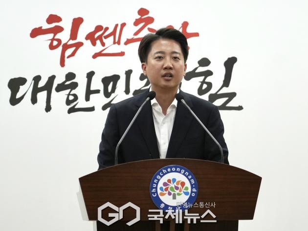 ▲이준석 개혁신당 대통령 후보는 16일 오후 충남도청 프레스룸에서충남 언론인 간담회에서 취재진들의 질문에 답변하고 있다./개혁신당​​​​​​​