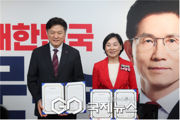 ▲국민의힘 김문수 대통령 후보 선거대책위원회 직능총괄본부(본부장 임이자)는 20일 국민의힘 중앙당사에서 대한한의사협회와 정책협약식을 체결하고, 한의사 714명의 김문수 후보 지지선언