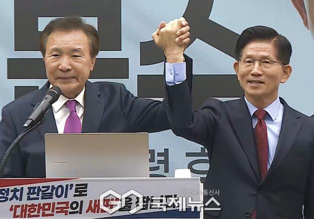 ▲손학규 전 바른미래당 대표는 22일 오전 서울 여의도 국민의힘 중앙당사에서 위기의 대한민국을 살릴 수 있는 사람은 바로 김문수 후보뿐이라며 손을 잡고 들어올리고 있다./사진=이용우 기자