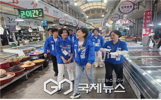 ▲안동 중앙신시장 상가를 구석구석 방문하고 있는 서영교 대구 · 경북 골목골목 선대위원장 , 박은정 국회의원 사진=서영교의원실