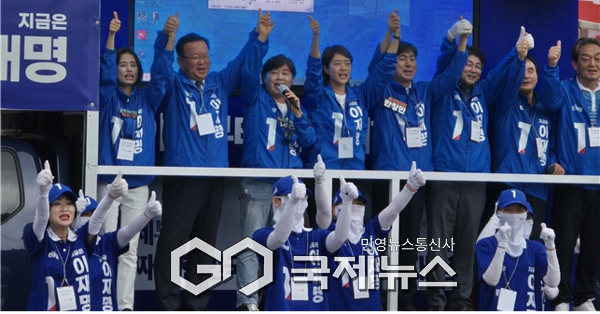 ▲문경 전통시장 유세에서 박은정 국회의원 , 김부겸 총괄선대위원장 , 서영교 대구 · 경북 골목골목 선대위원장 , 고민정 국회의원 , 한창민 공동선대위원장 , 이윤희 상주 · 문경 지역위원장 , 박인국 상주 · 문경지역위원회 고문 , 이석동 문경선거연락사무소 소장