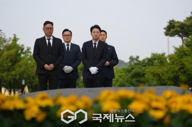 ▲이준석 개혁신당 대통령 후보가 고 노무현 전 대통령 16주기인 23일 오전 경남 김해시 봉하마을 노무현 전 대통령 묘역을 찾아 참배하고 있다./개혁신당 제공