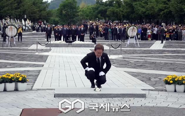 ▲이재명 더불어민주당 대통령 후보는 노무현 전 대통령 16주기인 23일 오전 경남 김해시 봉하마을을 찾아 노무현 대통령 묘역에 헌화하고 있다./델리민주