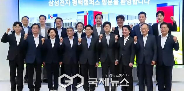 ▲김문수 국민의힘 대통령 후보는 26일 삼성전자 평택 캠퍼스를 방문해 송재혁 사장 등 임원진들과 선대위원들이 기념촬영을 하고 있다./국민의힘