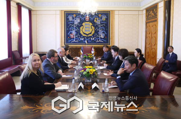 ▲우원식 의장이 알라르 카리스 대통령과 면담을 진행하고 있다. 상대측 전면부터 마리안 수다코프 대통령실 공보담당관, 마르구스 콜가 외교정책보좌관, 알라르 카리스 대통령, 크리스텔 앵그만 외교정책과장, 리스 라이드레 외교부 한국담당관. 우리측 전면부터 조오섭 의장비서실장, 백선희 국회의원, 우원식 국회의장, 김일응 주에스토니아 대사, 곽현 정무수석비서관 사진=국회