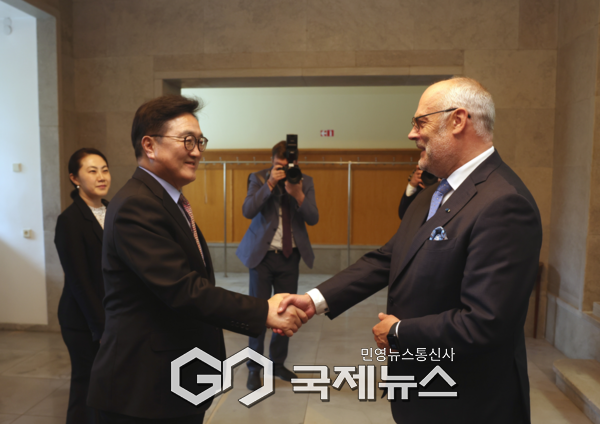 ▲우원식 의장이 알라르 카리스 에스토니아 대통령과 악수 나누는 장면 사진=국회