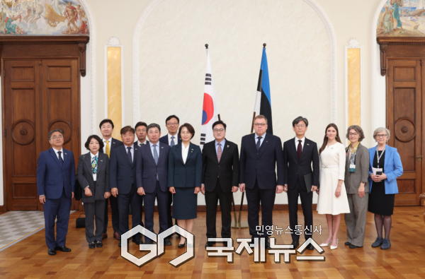 ▲국회의장 면담에 앞서 기념촬영을 하고 있다. 전열 왼쪽부터 이원정 정책수석비서관, 조경숙 메시지수석비서관, 곽현 정무수석비서관, 조오섭 의장비서실장, 백선희 국회의원, 우원식 국회의장, 라우리 후사르 국회의장, 김일응 주에스토니아 대사, 아나스타시아 코발렌코-클바르트 에-한 의원친선협회장, 요코 알렌더 의회 환경위원장, 우르베 티두스 에-한 친선협회 의원. 후열 왼쪽부터 박태서 공보수석비서관, 구현우 국제국장, 정운진 외교특임대사. 사진=국회