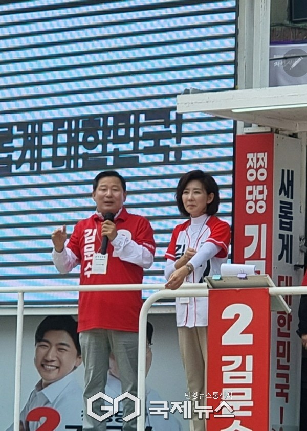 ▲이철규 의원은  27일 낮 12시 30분 삼척 중앙시장 입구에서 나경원 의원과 합동유세에 나서 국민의힘 김문수 대통령 후보 지지호소  사진=고정화기자