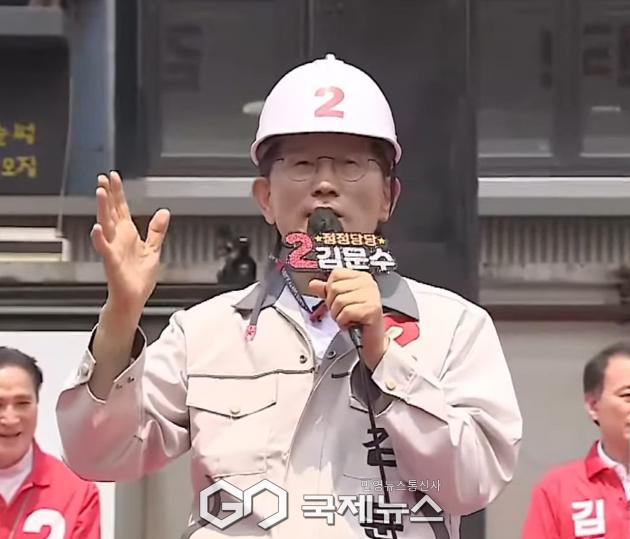▲김문수 국민의힘 대통령 후보는 28일 경남 창원 유세에서 박정희 대통령이 외친 '하면 된다', '할 수 있다', '해보자'와 이승만 대통령의 '뭉치자','이기자'를 창원 시민들과 함께 외치고 있다./국민의힘TV