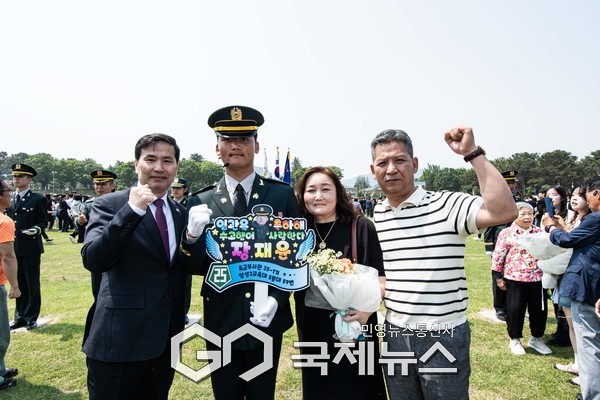 김선호 국방부장관 직무대행이 임관자 대표인 장재윤 하사에게 대표로 계급장을 수여한 후 기념사진을 촬영하고 있다.(사진제공.육군)