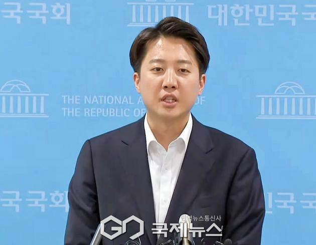 ▲이준석 개혁신당 대통령 후보는 30일 오후 국회 소통관에서 기자회견을 마친 후 대한민국에서 어떤 형식의 문제가 있었든 내용이 확인된 사안에 대해서 국회의원 제명을 시도하는 것은 이해하기 어려운 소위 민주라는 이름을 달고 있는 세력의 폭거에 대해 저와 당원들, 지지자들이 끝까지 싸워 나갈 것을 결의하겠다고 말하고 있다./사진=이용우 기자