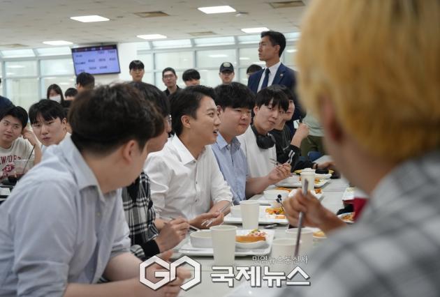 ▲이준석 개혁신당 대통령 후보는 2일 한국공학대학교 학생들과 소통하고 있다./개혁신당