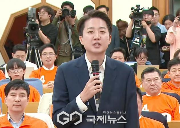 ▲이준석 개혁신당 대통령 후보는 3일 오후 국회 개혁신당 개표상황실에서 당의 역량을 더욱 키워서 국민들께 더 다가가겠다고 말하고 있다./사진=이용우 기자