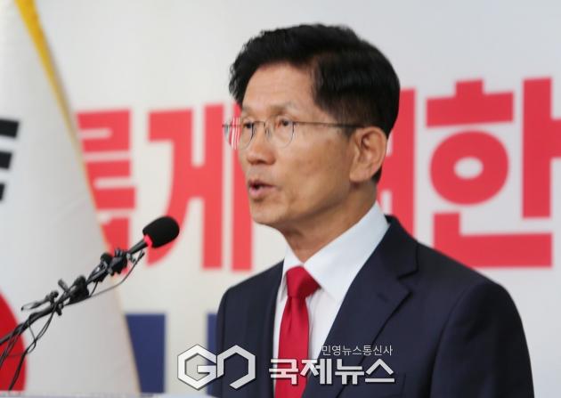 ▲김문수 국민의힘 대통령 후보는 4일 새벽 서울 여의도 중앙당사에서 국민의 선택을 겸허히 받아들인다고 말하고 있다./사진=이용우 기자