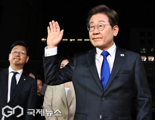 ▲이재명 대통령이 4일 오전 서울 여의도 더불어민주당 당사에 도착해 인사하고 있다./사진=이용우 기자